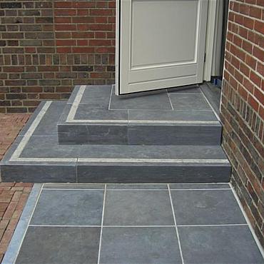Spotted Bluestone bloktreden, rondom gezoet, voorzien van antislipstrook van 5cm breed 100x35x15cm