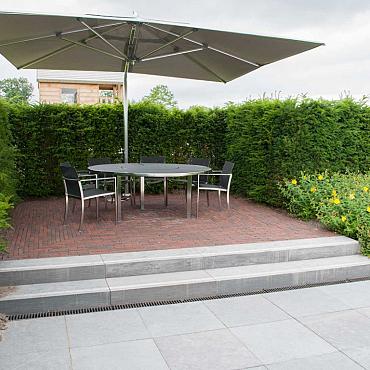 Spotted Bluestone bloktreden, rondom gezoet, voorzien van antislipstrook van 5cm breed 100x35x15cm