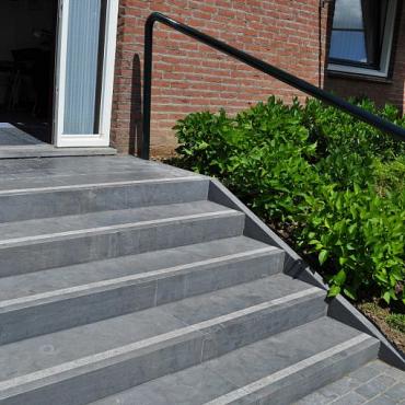 Spotted Bluestone bloktreden, rondom gezoet, voorzien van antislipstrook van 5cm breed 100x35x15cm