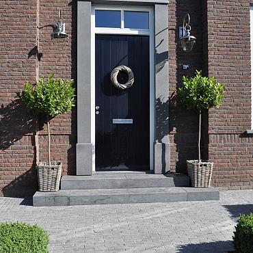 Spotted Bluestone bloktreden, rondom gezoet, voorzien van antislipstrook van 5cm breed 100x35x15cm