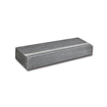 Spotted Bluestone bloktreden, rondom gezoet, voorzien van antislipstrook van 5cm breed 100x35x15cm