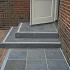 Spotted Bluestone bloktreden, rondom gezoet, voorzien van antislipstrook van 5cm breed 100x35x15cm