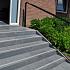 Spotted Bluestone bloktreden, rondom gezoet, voorzien van antislipstrook van 5cm breed 100x35x15cm